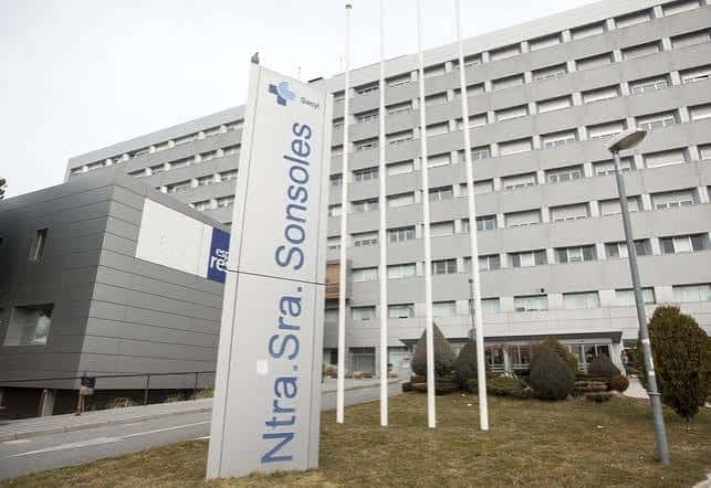 Señalética oficial del hospital con nombre completo y logotipo en primer plano