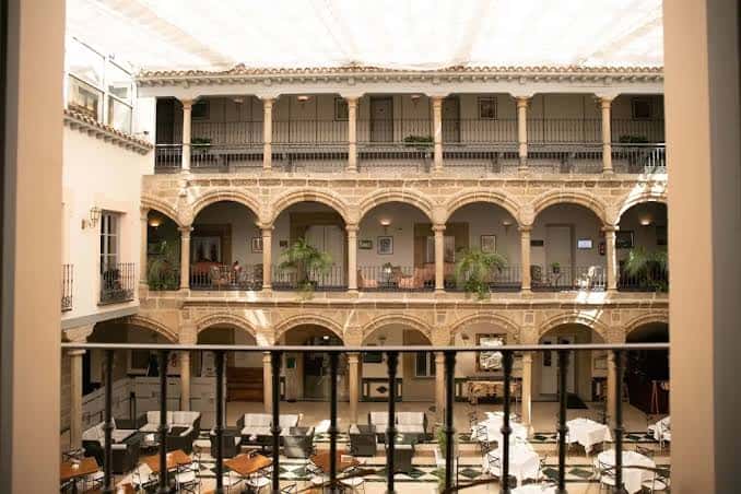 Vista desde balcón del patio central del Palacio de los Velada