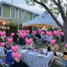 Evento al aire libre en el jardín de Dandelion House
