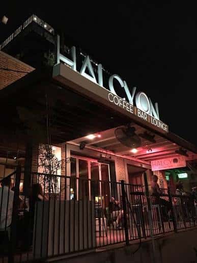 Fachada nocturna de Halcyon Coffee Bar Lounge en Austin