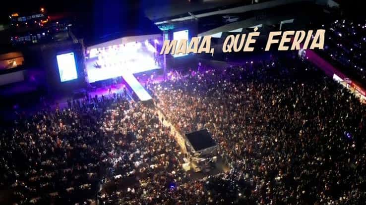 Vista aérea nocturna del Centro de Espectáculos Montejo durante un evento con escenario iluminado y multitud