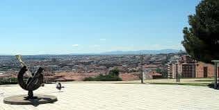 Mirador del Cerro del Tío Pío con vista panorámica de Madrid y escultura moderna