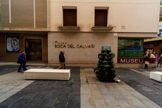 Fachada principal del Museu Boca del Calvari con entrada y señalización clara