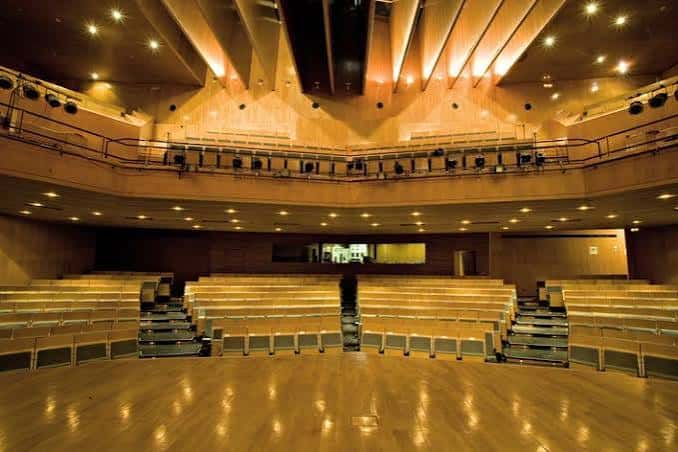 Interior del auditorio con butacas y escenario