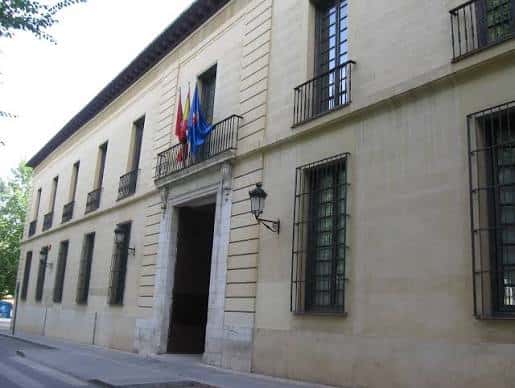 Fachada principal del edificio con banderas