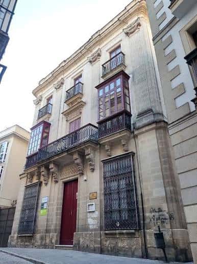 Fachada principal del Ateneo de Jerez con balcones y detalles arquitectónicos clásicos
