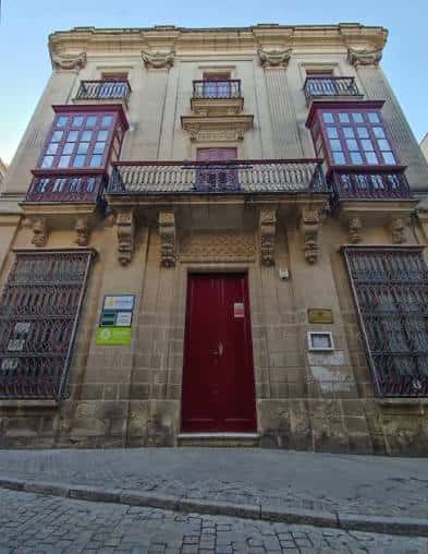 Vista frontal completa del edificio del Ateneo de Jerez, mostrando su entrada central y simetría