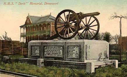 Memorial H.M.S. 'Doris' en Devonport con cañón histórico y edificio de fondo