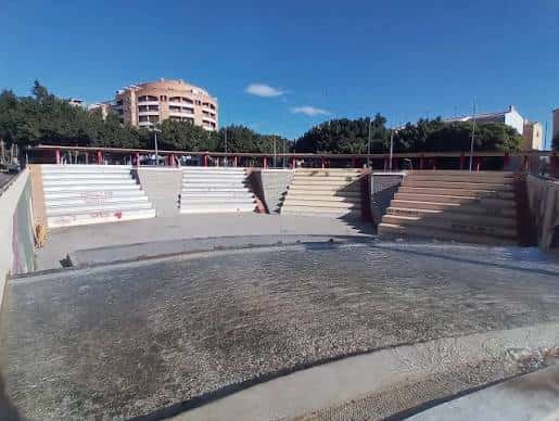 Vista general del anfiteatro vacío bajo cielo despejado
