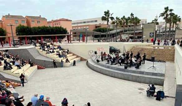 Concierto en el Anfiteatro de la Rambla con público y músicos en escena