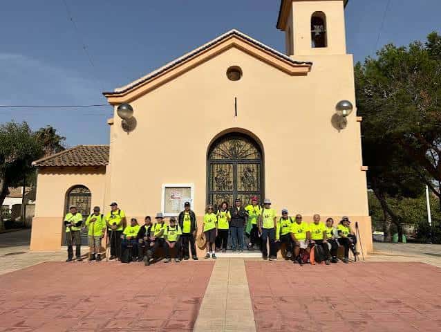 Grupo de personas frente a la entrada principal de la Iglesia de Balsares