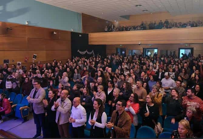 Audiencia aplaudiendo en el auditorio durante un evento cultural