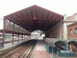 Plataformas de la antigua estación de trenes de León bajo el gran techo de hierro forjado