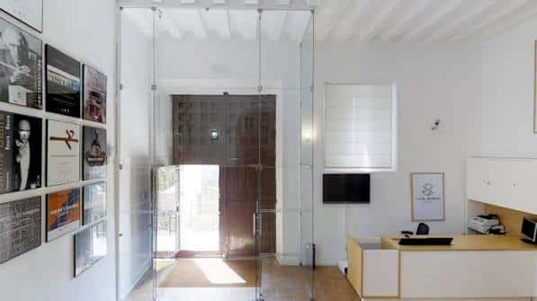 Interior moderno de la Casa Museo Zavala con recepción y vitrinas de cristal
