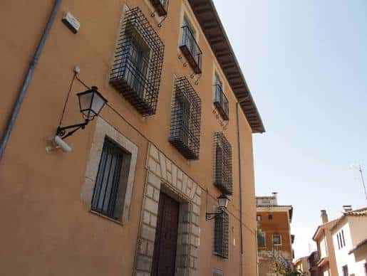 Fachada exterior de la Casa Museo Zavala con ventanas de reja y farolillo