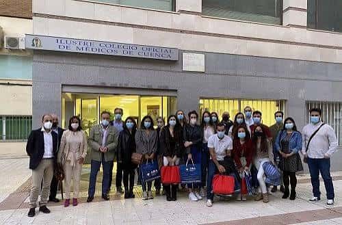 Vista exterior del Colegio Oficial de Médicos de Cuenca con grupo de personas en la entrada