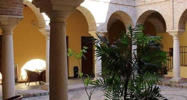 Patio interior con arcos y columnas de la Filmoteca de Andalucía