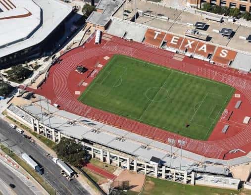 Vista aérea del Mike A. Myers Stadium mostrando la pista de atletismo roja y el campo de fútbol verde con las gradas vacías