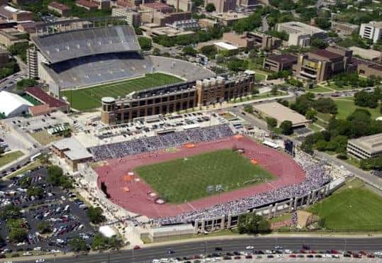 Vista panorámica aérea del complejo deportivo incluyendo el Mike A. Myers Stadium y el estadio adyacente rodeados de edificios urbanos