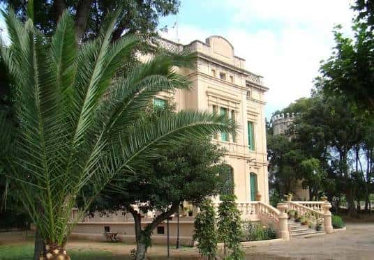 Vista exterior del Mas d'en Pla de la Patacada con palmeras y escalinata