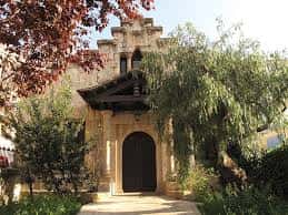Entrada principal del Mas d'en Pla de la Patacada con arco de piedra