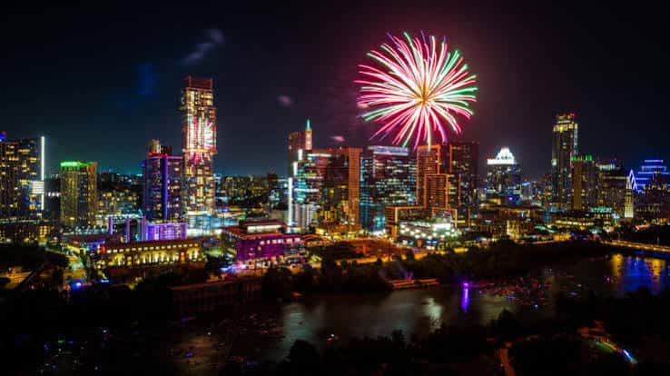 Paisaje urbano de Austin iluminado con explosión de fuegos artificiales en el cielo