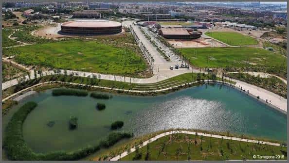 Vista aérea panorámica del complejo deportivo Anella Mediterrània con sus instalaciones y zonas verdes