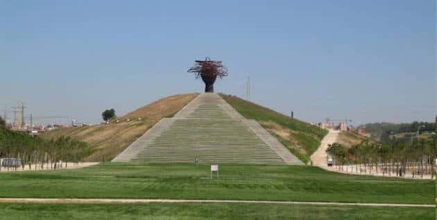 Vista frontal de la colina con escalinata y escultura en el Parque Lineal del Manzanares