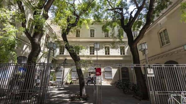 Vista exterior de la Biblioteca El Poble-sec – Francesc Boix con árboles y fachada clásica
