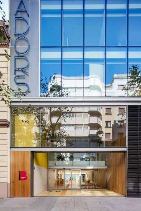 Entrada principal del Centro Cívico Transformadors con detalles arquitectónicos modernos