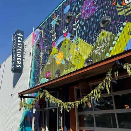 Fachada exterior con mural colorido y letrero de Stargazer