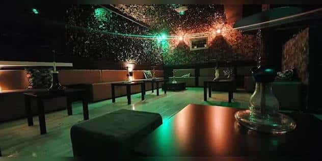 Zona lounge interior con sofás y decoración ambiental