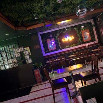 Interior del local con decoración temática y ambiente nocturno
