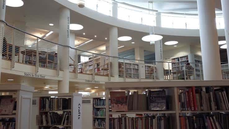 Vista panorámica del interior de la biblioteca con múltiples niveles y estanterías
