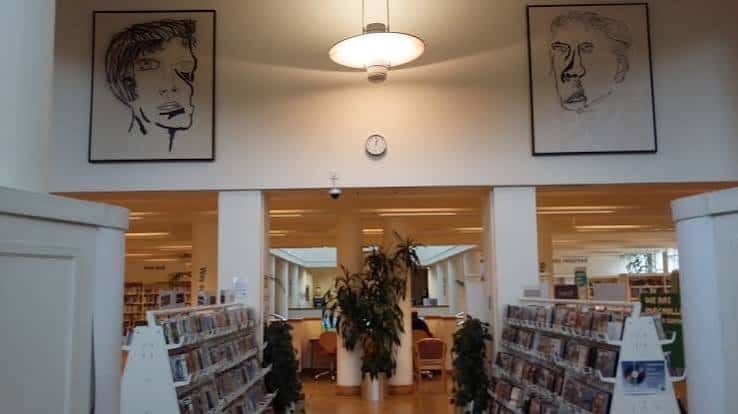 Entrada principal de la biblioteca con arte en las paredes