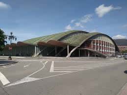 Vista exterior del Palacio de Deportes de Oviedo con su característica cubierta verde y fachada moderna