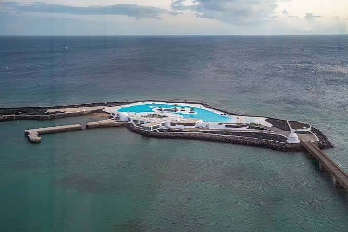 Vista aérea del Islote de la Fermina con su característica piscina azul y muelle