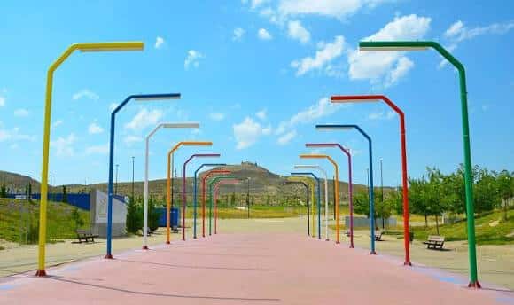 Pasillo de farolas coloridas en el recinto ferial