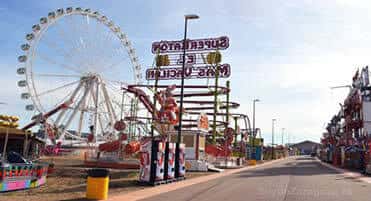 Vista del carrusel y la noria durante las fiestas