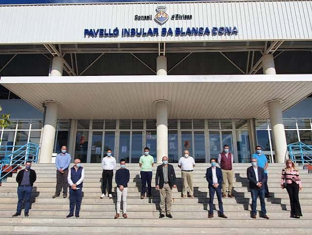 Fachada principal del Pabellón Insular Sa Blanca Dona con grupo de personas