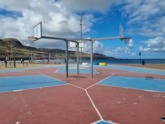 Cancha de baloncesto frente al mar en el parque