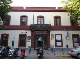 Vista frontal completa del Edificio Constitución de 1812 mostrando su fachada neoclásica y balcones