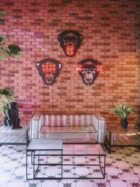 Interior del restaurante con decoración de ladrillo y neón