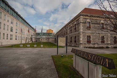 Vista exterior del Palacio de Justicia en Santander con su fachada histórica y moderna