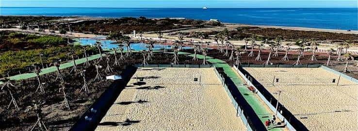 Vista aérea de las pistas de tenis y voleibol junto al mar