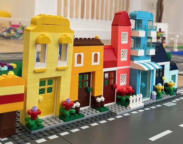 Maqueta de ciudad construida con bloques LEGO en el taller