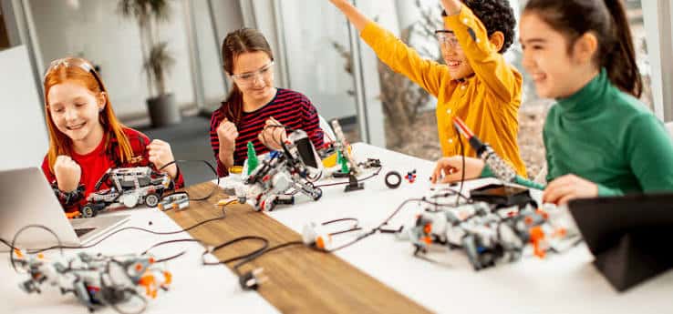 Niños participando en un taller de robótica y programación