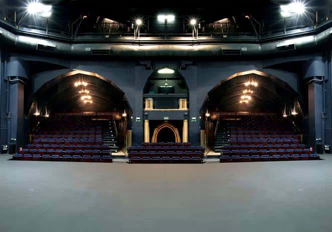Interior del auditorio del Teatro de La Abadía con iluminación y distribución en abanico