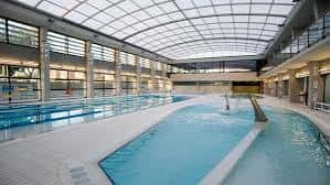 Área de piscina infantil y zona de relax dentro del CEM Estruch