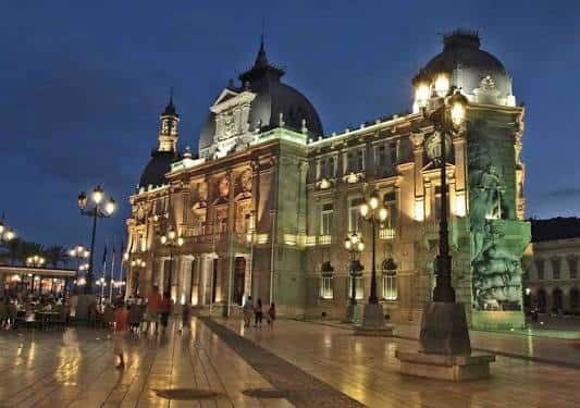 Vista nocturna de la Plaza del Ayuntamiento en Cartagena con el edificio iluminado